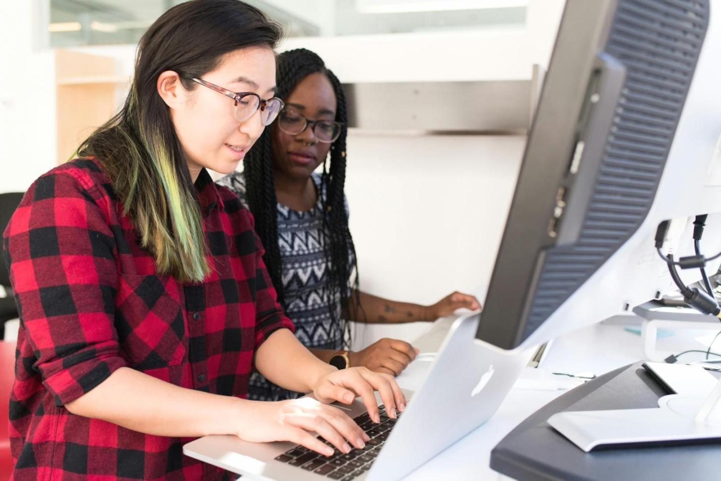 Vue d'ensemble de notre espace de formation moderne équipé pour l'apprentissage numérique